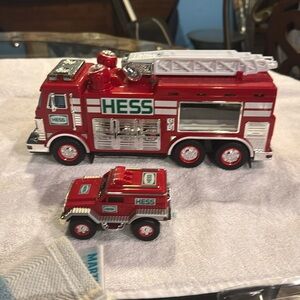 NIB 2005 HESS EMERGENCY TRUCK WITH RESCUE VEHICLE